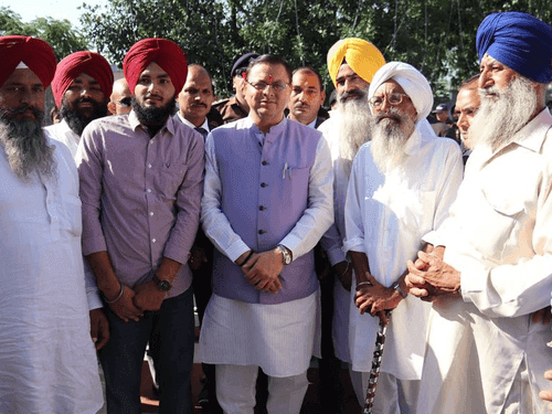 A large number of people met CM Dhami and wished Diwali.