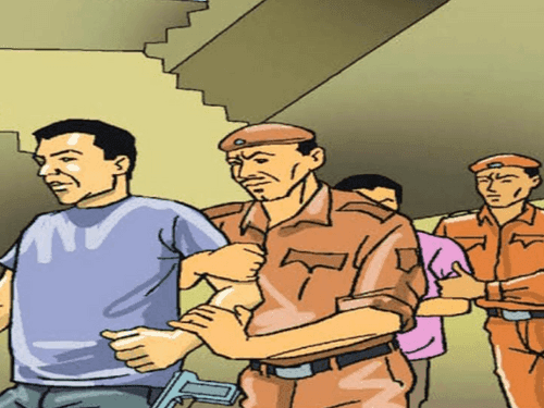 Accused arrested with stolen goods