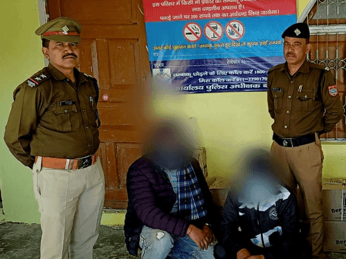 2 accused arrested with 15 boxes of illegal English liquor