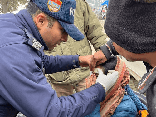 Traffic police personnel played humanity