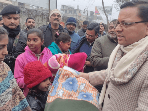 CM Dhami distributed blankets to the needy