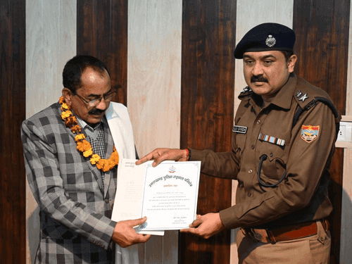 Heartfelt farewell given to retired policemen