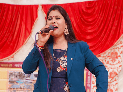 People dance on the songs of famous singer of Uttarakhand Hema Negi Karasi