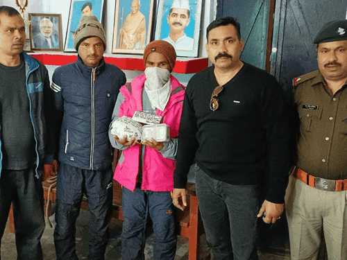 A smuggler arrested with 01 kg 20 grams of charas