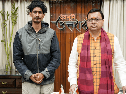 22 year old mountaineer Rohit Bhatt met CM Dhami