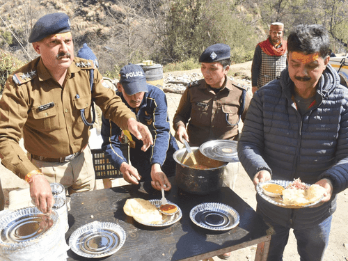 Chamoli Police organized Bhandara for Shiva devotees