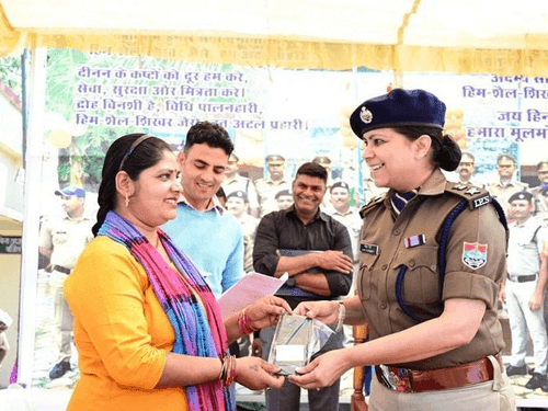 The faces of mobile owners blossomed after getting back the lost mobiles.