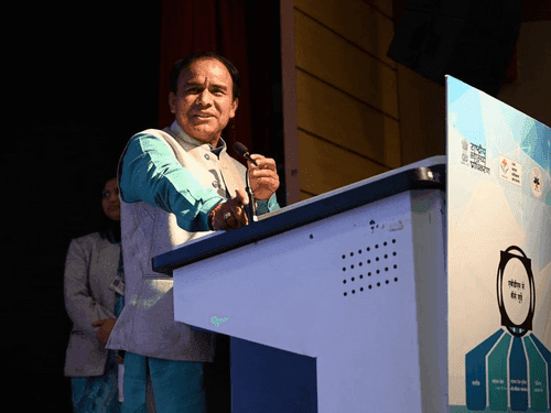 Health Minister honored hospital offering outstanding services