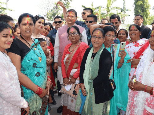 CM Dhami took blessings by applying gulal to his mother in a program