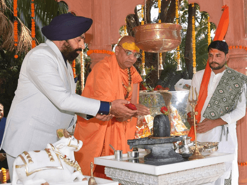 Acharya Mahamandaleshwar Swami Pragyananand Saraswati Ji met Governor Gurmit Singh