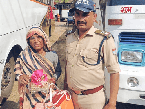 Uttarakhand Police became support for old woman