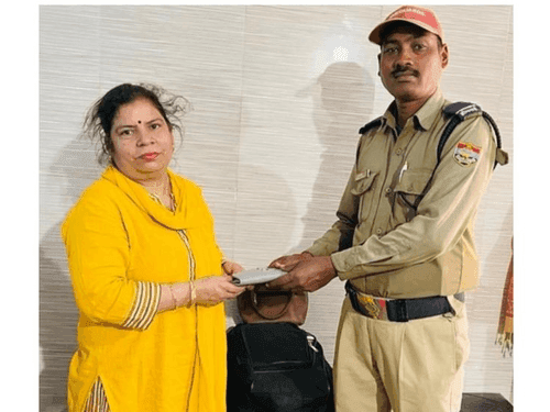 Handed over the lost bag to its owner