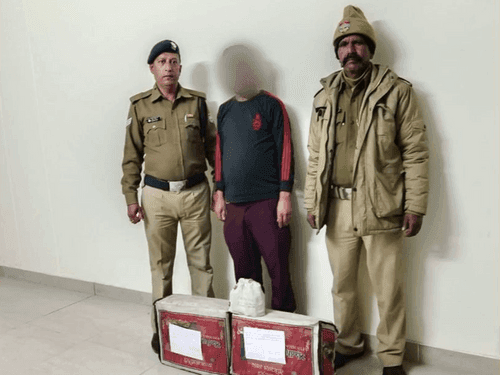 Accused arrested with 02 cases of illegal English liquor