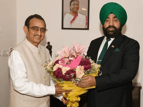 Vice Chancellor of Kumaun University, Nainital met Governor Gurmit Singh