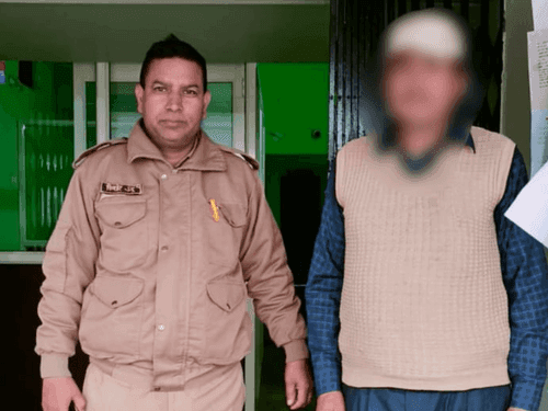 Pithoragarh Police arrested accused with 02 cases of illegal English liquor