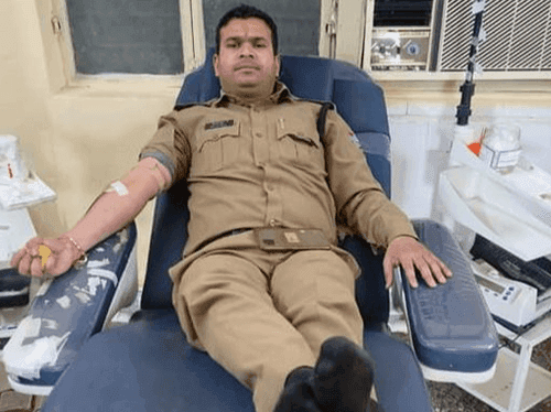 Police personnel showed humanity by donating blood to the delivery victim