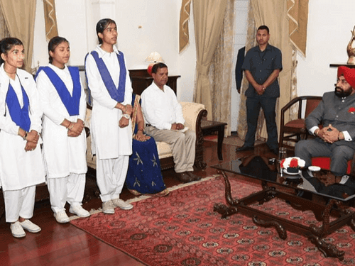Children of Swami Vivekananda Seva Sansthan met Governor Gurmit Singh