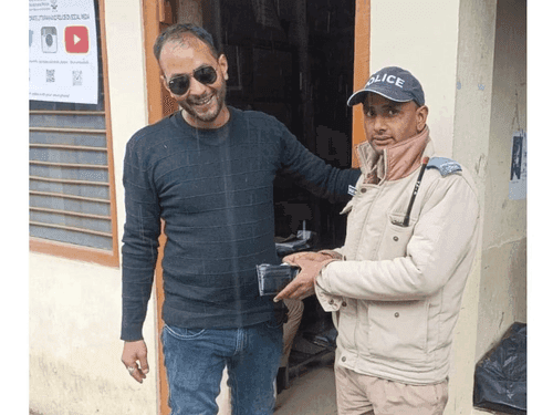 Uttarakhand Police handed over the lost purse to its owner