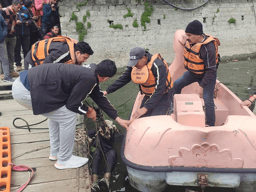 Nainital Police pulled out the drowned person from the lake