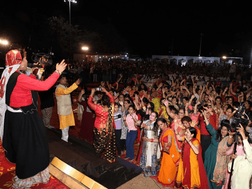 People dance a lot on the songs of Hema Negi Karasi