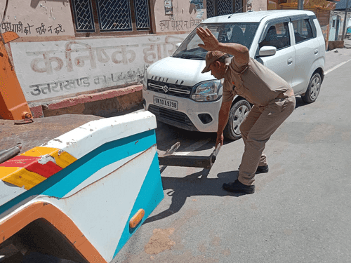 Action taken by Traffic Police Uttarkashi on vehicles parked in no parking