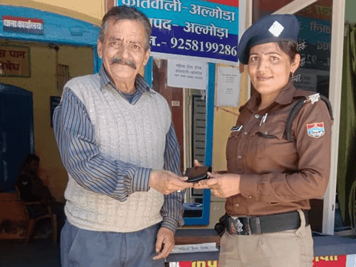 Woman constable of Almora Police handed over the lost purse to its owner