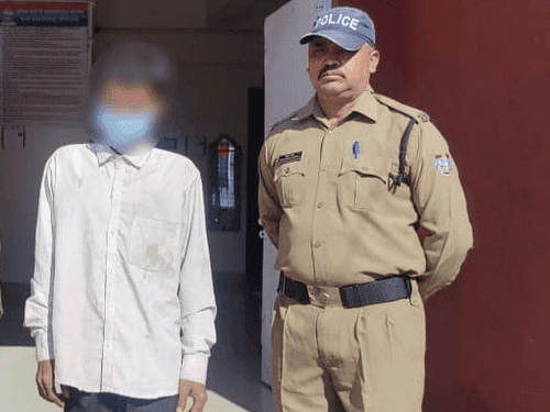 Kotwali Pithoragarh Police arrested hotel operator for serving/selling liquor