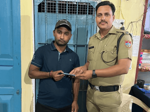 Bageshwar Police handed over the lost phone to its owner