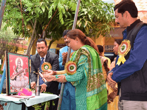Cabinet Minister Rekha Arya inaugurated the exhibition put up by the students