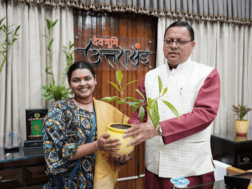 Har Har Shambhu fame bhajan singer Abhilipsa Panda met CM Dhami