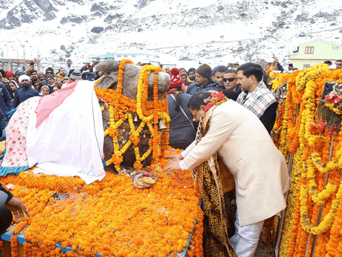 The doors of Shri Kedarnath Dham were opened at 6:20 am for devotees
