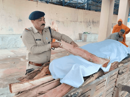 Uttarakhand Police became support for elderly devotees