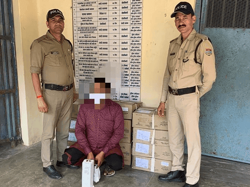 Accused arrested while smuggling 11 boxes of English liquor