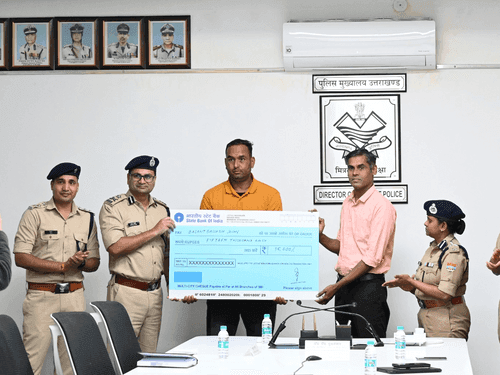 Those who helped the injured in the road accident were honored