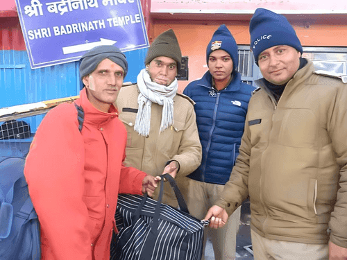 Police Personnel found the lost bag of the devotee and returned it