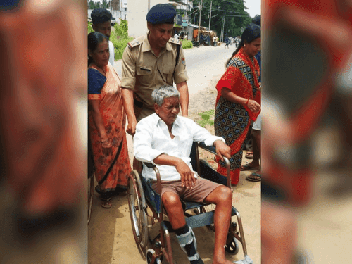 Uttarakhand Police personnel doing friendship, service, security in the state of Karnataka