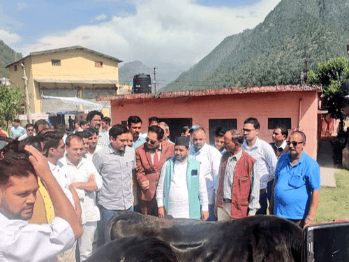 Animal Husbandry Minister Saurabh Bahuguna visited Chinyalisaur area