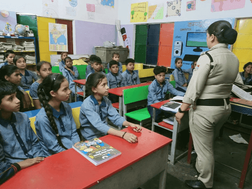 Udhamsinghnagar Police made school students aware