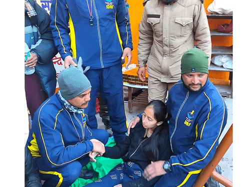 First aid given by the police team to the devotee who fell unconscious