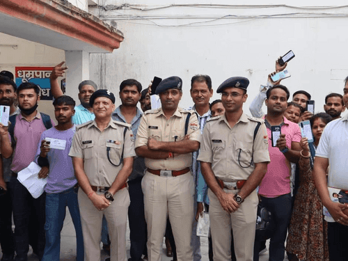 The faces of mobile owners blossomed after getting back the lost phone