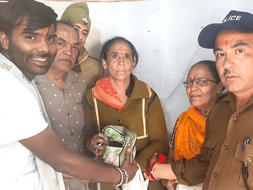 The faces of the devotees blossomed after getting back the lost purse