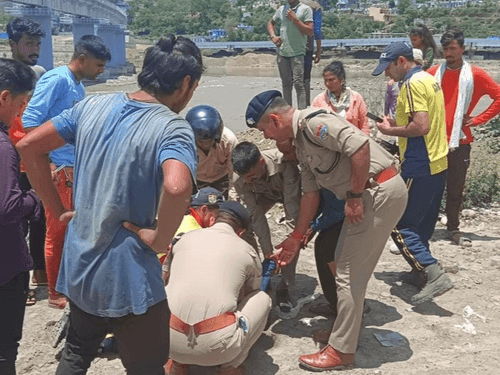 Pauri Police and SDRF rescue a woman drowning in Alaknanda river