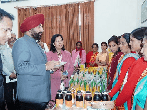 Governor Gurmit Singh observed the products of self-help groups
