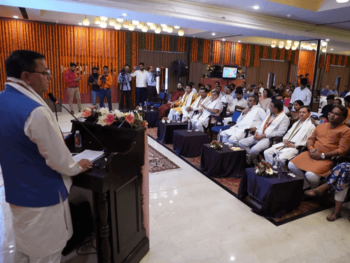 CM Dhami participated in dialogue program with social media influencer