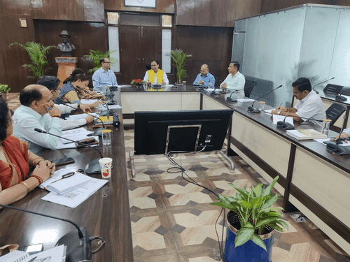 Cabinet Minister Dr. Dhan Singh Rawat held a meeting with officials regarding the preparation of state curriculum