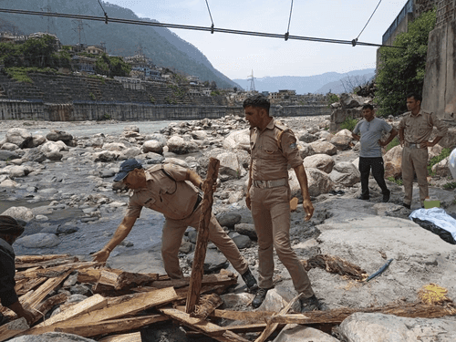 By cremating the deceased pilgrim, the police personnel fulfilled the duty of the son