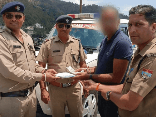 Tehri Police handed over the lost bag to its owner