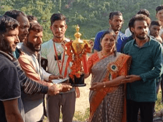 Village Pokhri's team became the winner in the final match of the cricket tournament