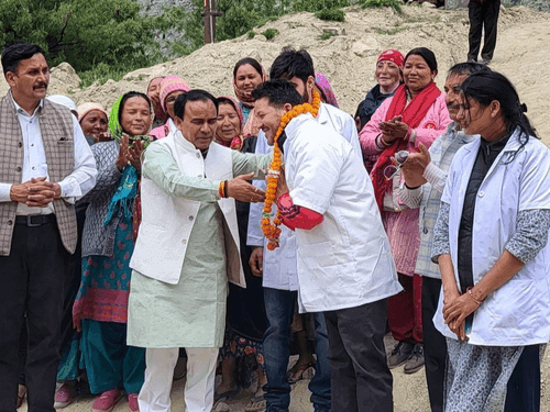 Health Minister Dr. Dhan Singh Rawat honored those who have done excellent work in the field of medicine