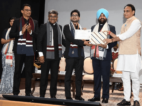 Governor Gurmit Singh participated in the closing ceremony of the training program